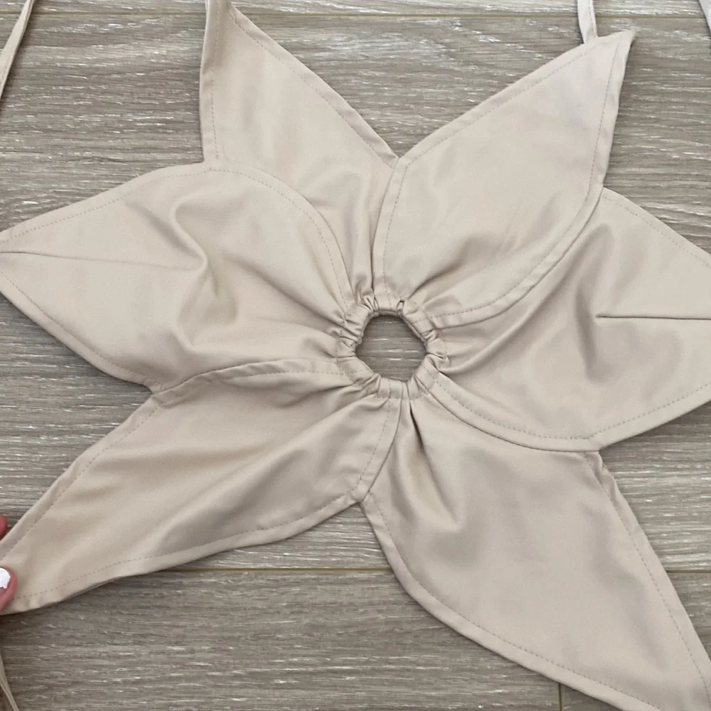 UO Vegan Leather Flower Crop Top - Picture 2 of 4